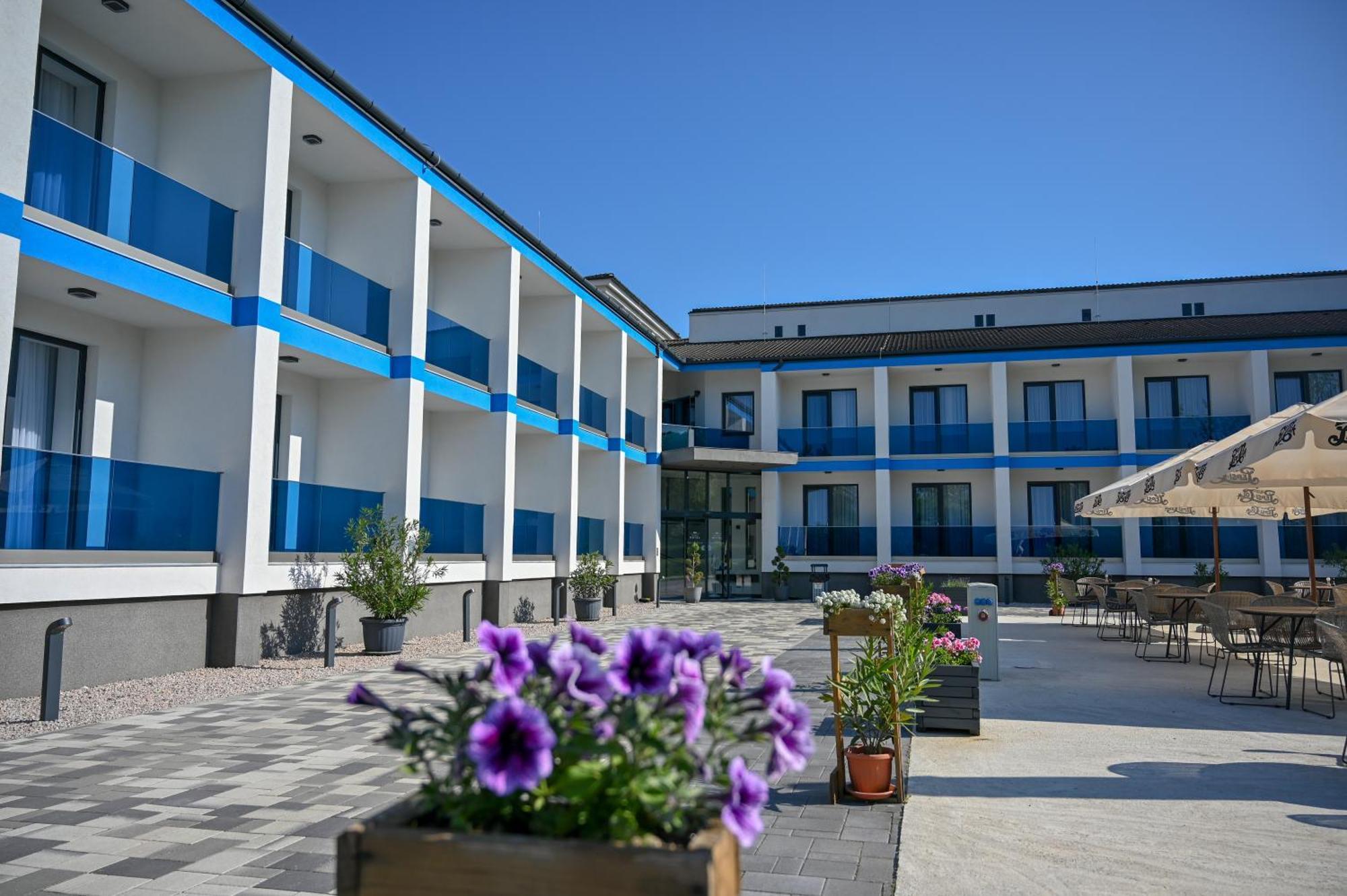 Nn Boutique Hotel Tiszaujvaros Exterior photo